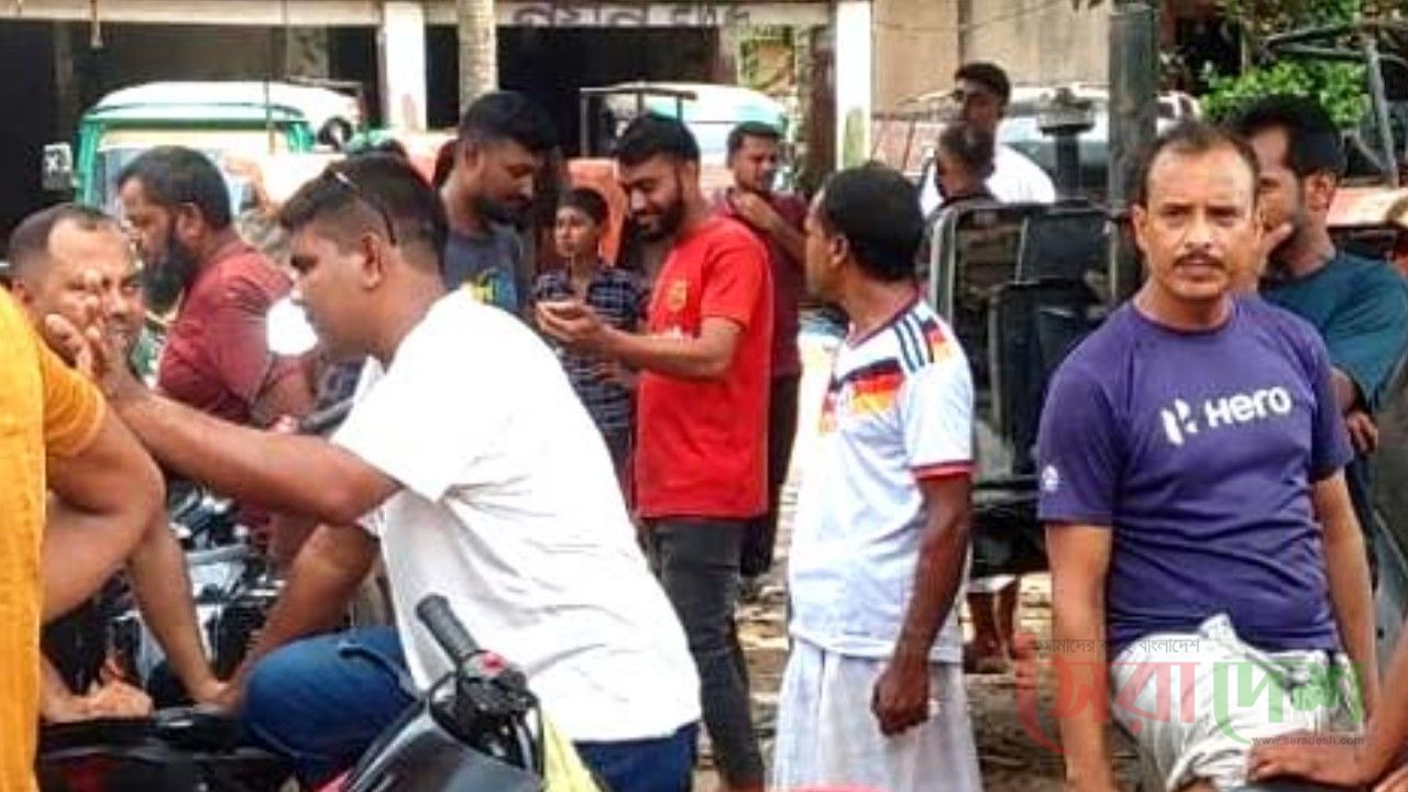 নাটোরে যাত্রীবাহী বাসের সঙ্গে ভ্যানের সংঘ/র্ষে প্রা/ণ গেল দু’জনের
