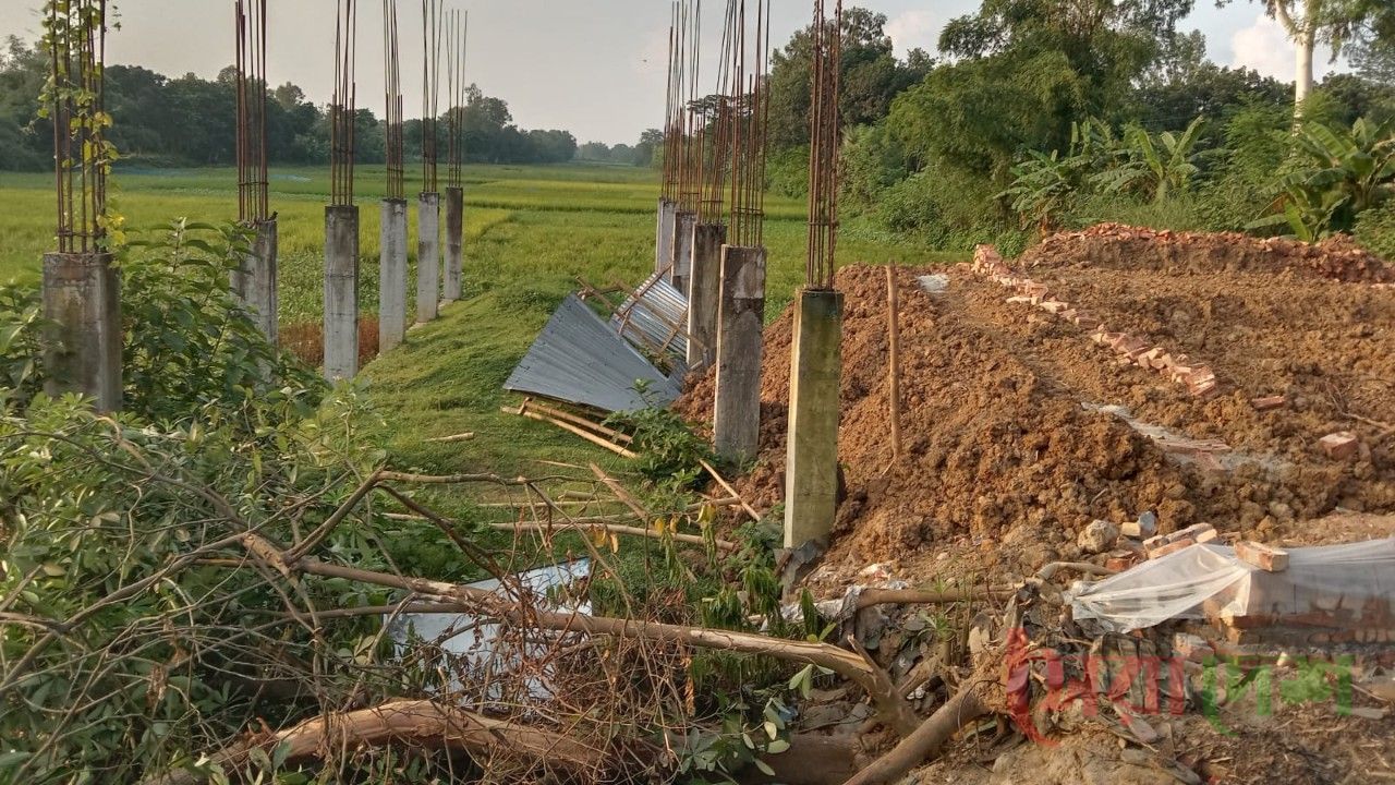 নওগাঁয় দলিলের হাতনকশা ওভাররাইটিং করে গোডাউন ভাঙচুর ও লুটপাট