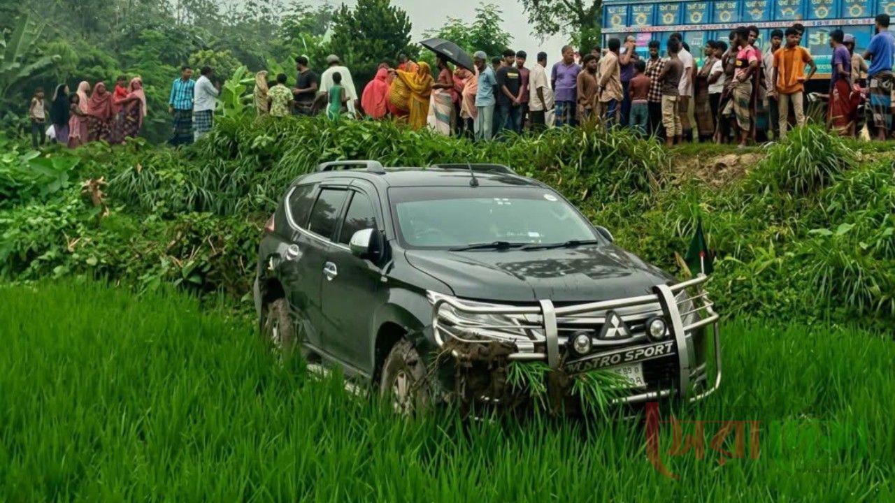 সড়ক দুর্ঘটনায় প্রতিমন্ত্রীর গাড়ি পড়ল ধানক্ষেতে,আহত এক পথচারী