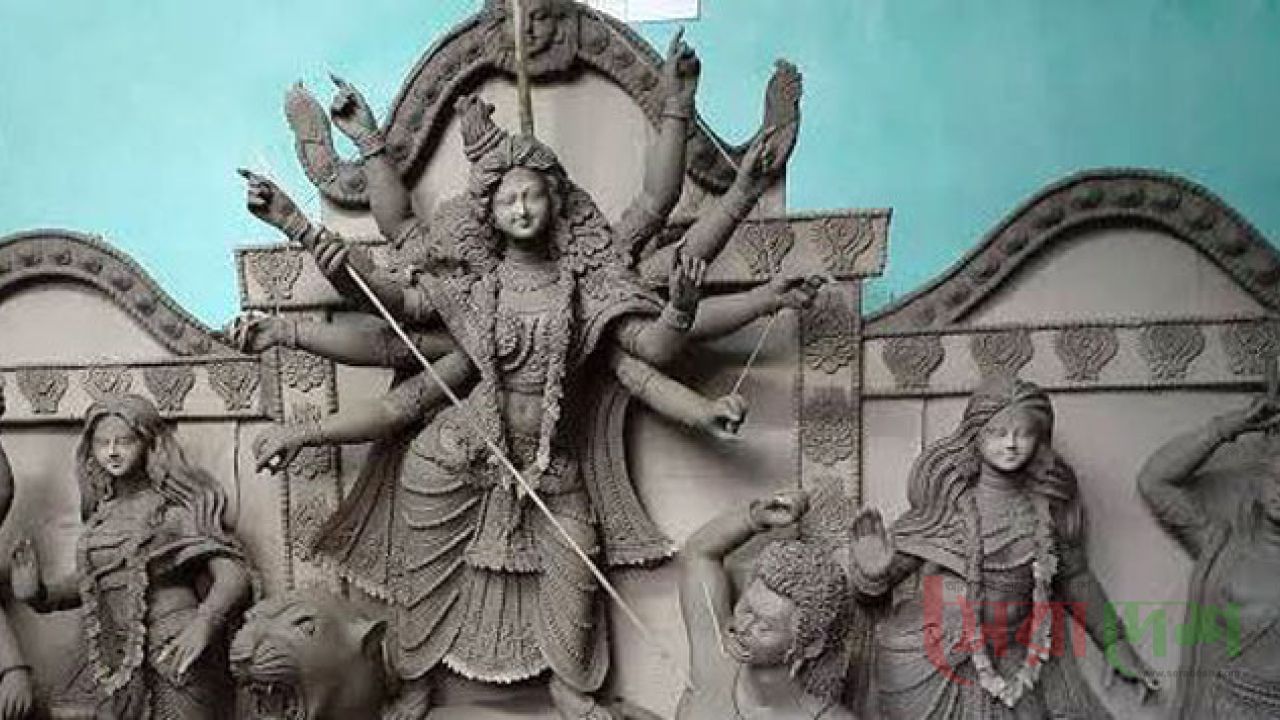 গাবতলীতে শারদীয় দুর্গোৎসব ঘিরে প্রতিমা তৈরির কর্মযজ্ঞ