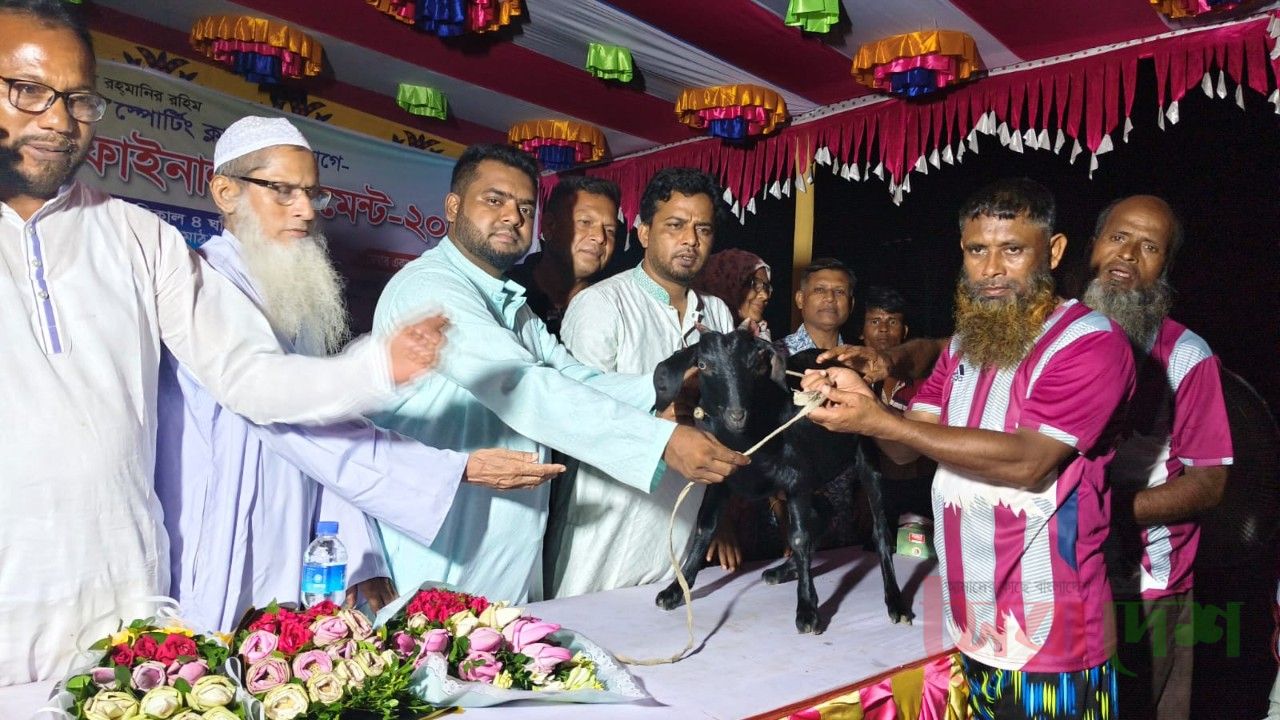 সারিয়াকান্দি বরুরবাড়ীতে জমজমাট মিনিবার ফুটবল ফাইনাল