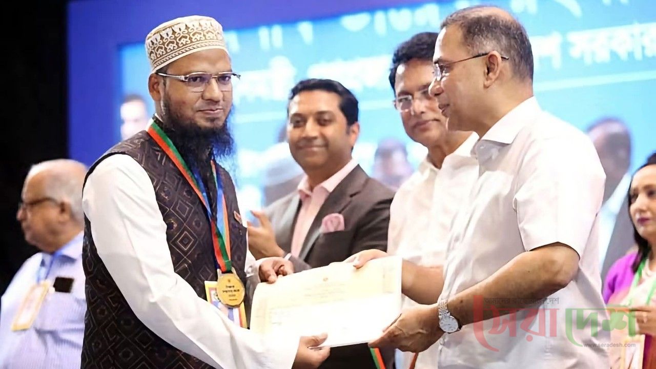প্রধানমন্ত্রীর হাত থেকে ‘শ্রেষ্ঠ গুণী শিক্ষক’ সম্মাননা পেলেন পাবনার ইমরান