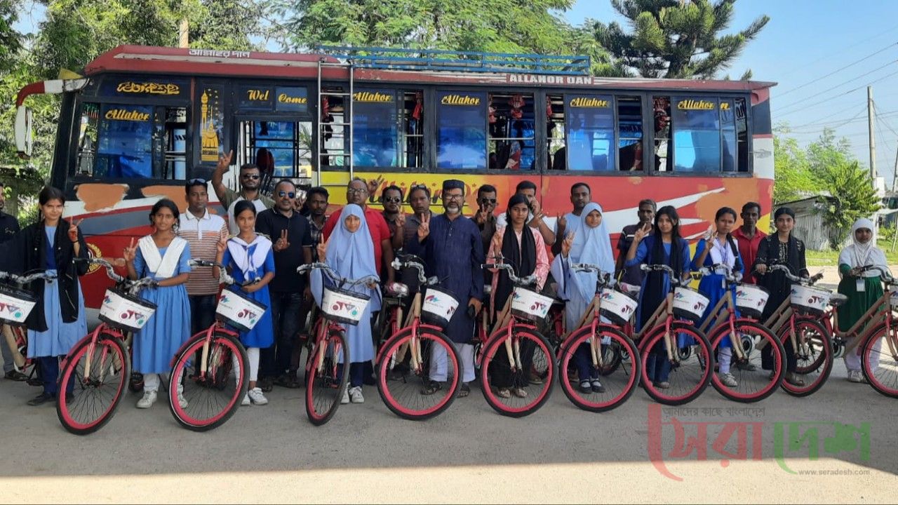 সান্তাহারে দরিদ্র মেধাবী শিক্ষার্থীদের মাঝে বাইসাইকেল বিতরণ