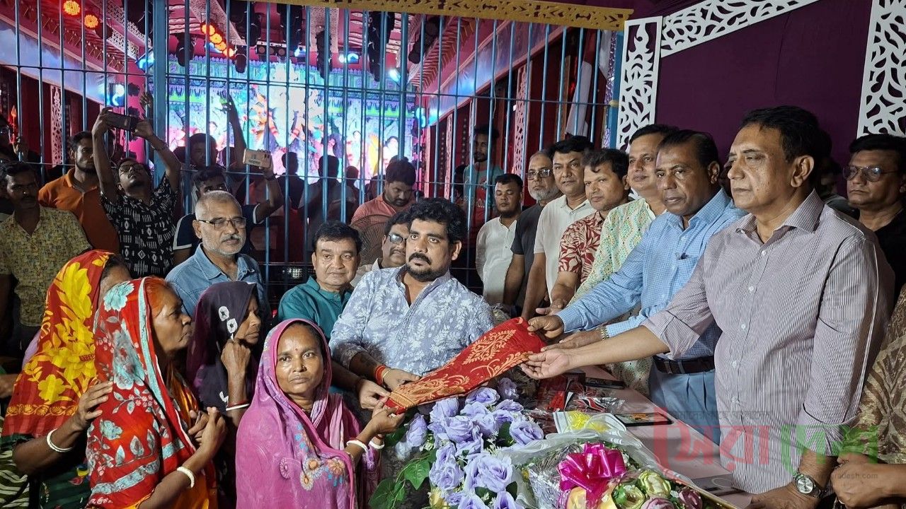 বগুড়ায় শারদীয় দুর্গাপূজা উপলক্ষে সুজিত জয়সোয়ালের বস্ত্র বিতরণ