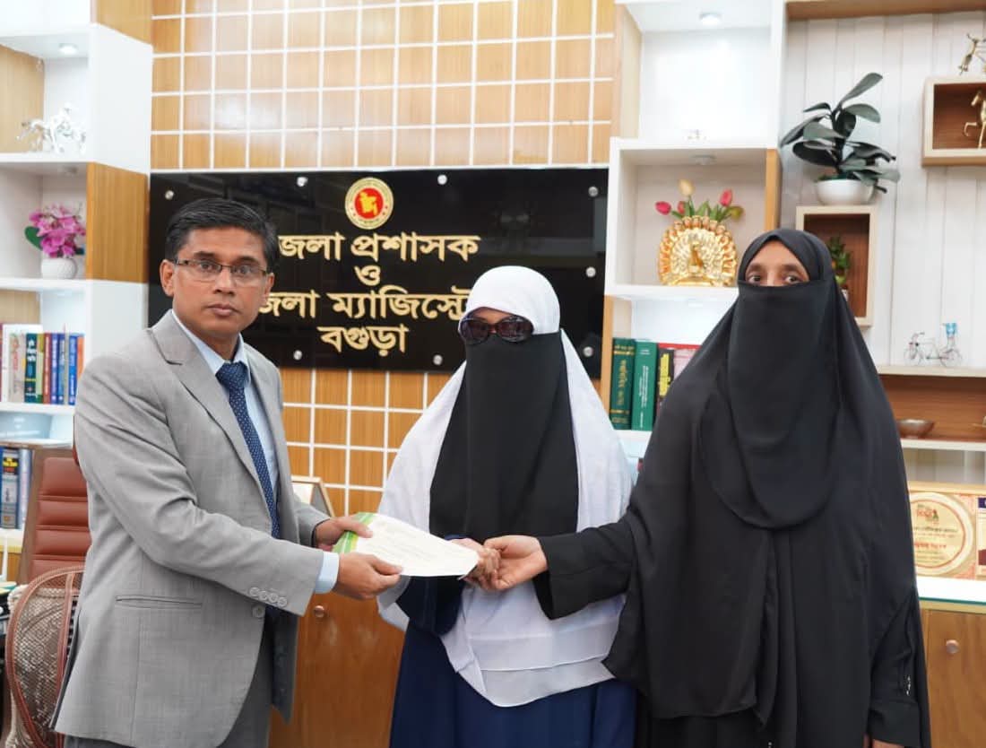 সহায়তার অর্থ তুলে দেন